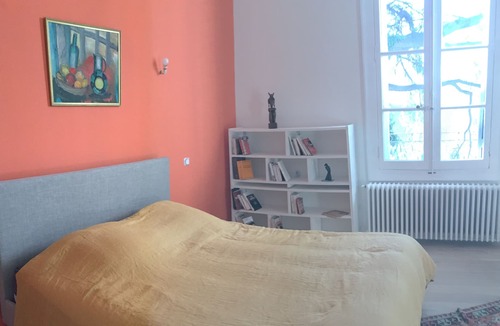 Les Arceaux Apartment | Magnificent living room and terrace overlooking the garden