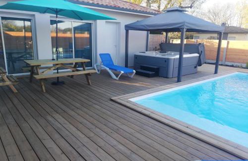 Biganos Villa | Magnifique Villa sur le Bassin d'Arcachon - JACUZZI+PISCINE - 8à10pers