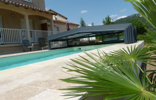 Nant House | Maison accueillante à Nant avec piscine partagée