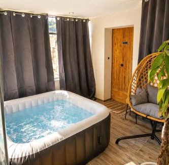 La Crau House | Maison avec Jacuzzi Privatif Calme Soleil Cote d Azur