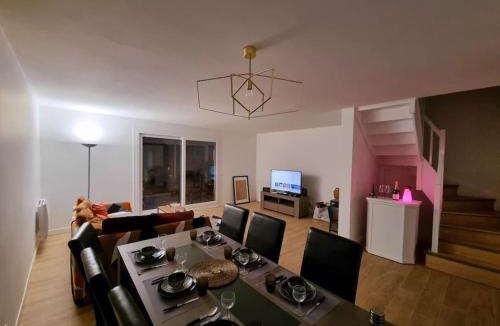 Villepinte House | Maison Chaleureuse