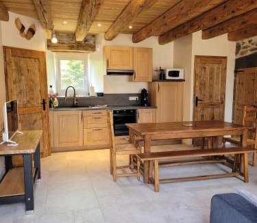 Alleuze House | Maison charmante à Alleuze – 90 m² avec terrasse