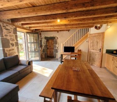 Alleuze House | Maison charmante à Alleuze – 90 m² avec terrasse