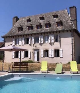Roannes-Saint-Mary House | Maison de maître de 1789 rénovée avec piscine