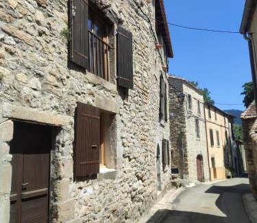 Poujols House | Maison de village en pierre confort familial