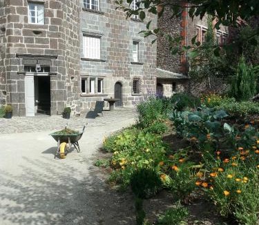 Vic-sur-Cere Bed & Breakfast | Maison du Chevalier des Huttes - Table et Chambres d'hôtes