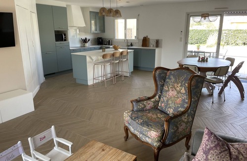 Salles House | Maison Familiale au Calme Grande Piscine, Bord de Forêt