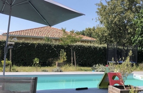 Salles House | Maison Familiale au Calme Grande Piscine, Bord de Forêt