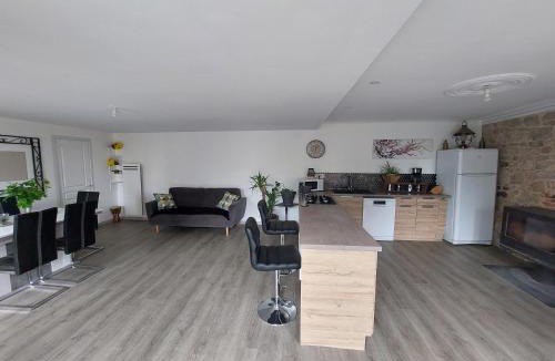 Saint-Quentin-la-Chabanne House | Maison spacieuse