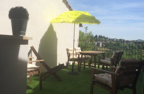 Bozouls House | "Maisondeltraouc" gîte with roof terrace and garden offering stunning views.