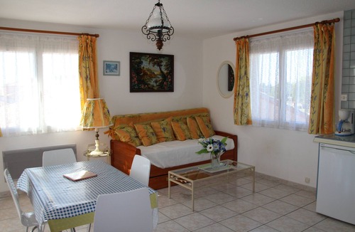 Villelongue-de-la-Salanque Apartment | MANON * Vacation Rental Near the Sea, Air Conditioning, Private Enclosed Parking, South-Facing Terrace