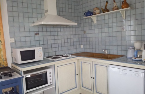 Villelongue-de-la-Salanque Apartment | MANON * Vacation Rental Near the Sea, Air Conditioning, Private Enclosed Parking, South-Facing Terrace