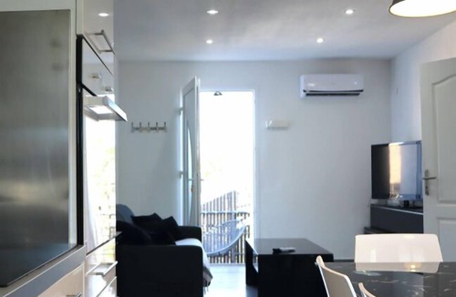 Saint-Mitre Apartment | Marseille Apartment T2 Swimming pool + Parking (on the 1st floor of a villa). Very quiet.
