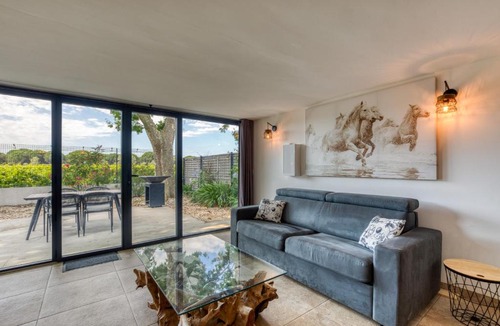 Saint-Laurent-d'Aigouze Apartment | Mas Des Jeux - Gîte Grenache