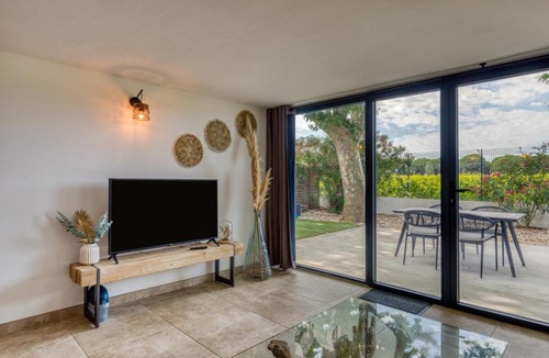 Saint-Laurent-d'Aigouze Apartment | Mas Des Jeux - Gîte Grenache