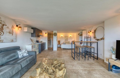 Saint-Laurent-d'Aigouze Apartment | Mas Des Jeux - Gîte Grenache