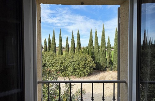 Saint Pierre de Mezoargues Apartment | Mas de Guiguite : Clim, Calm & Garden in Provence