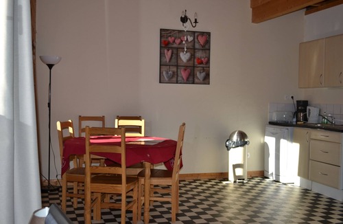 Le Bourg-d'Oisans House | Middle Barn A cosy two bedroomed gite at Ferme Noemie in Bourg d'Oisans.