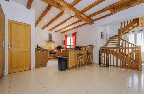 Martel House | Mirandole, modern holiday home with views and heated pool