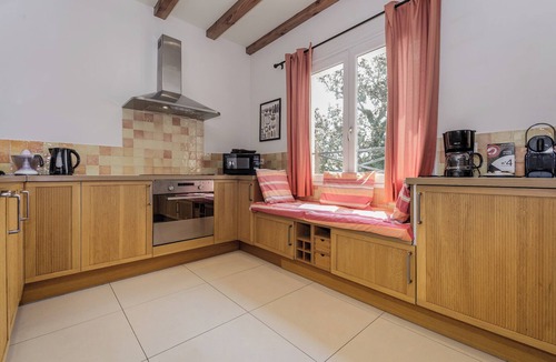 Martel House | Mirandole, modern holiday home with views and heated pool