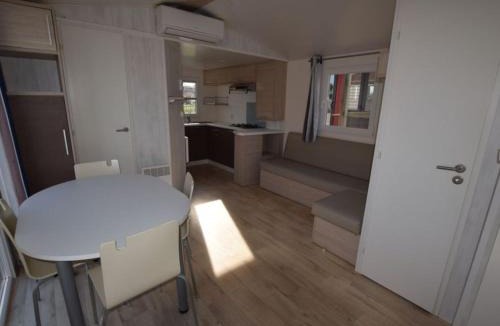 Vic-sur-Cere Other | Mobil-home 31m² avec Terrasse - 5 personnes, 2 Chambres - API-1-52-1257