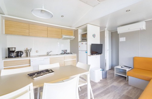 Torreilles House | Mobile Home in 5-Star Seafront Campsite with Pool, Wi-Fi & Air Conditioning in Torreilles