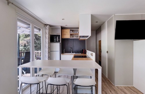 Greffeil House | Mobile Home in a Peaceful Green Setting