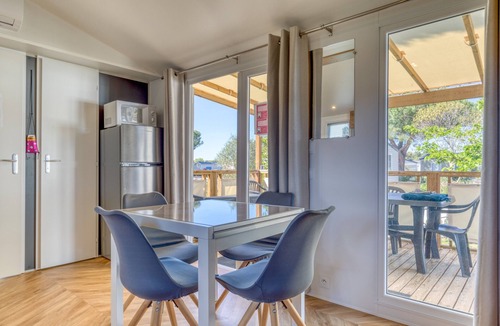 Lattes House | Mobile Home 'Le 370' with Shared Pool, Private Terrace and Private Garden Lattes
