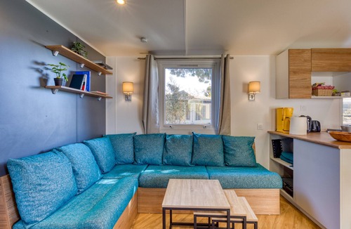 Lattes House | Mobile Home 'Le 370' with Shared Pool, Private Terrace and Private Garden Lattes