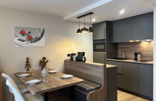 Meribel Centre Apartment | Modern apartment, near slopes, 4 ppl, Wi-Fi, linen included