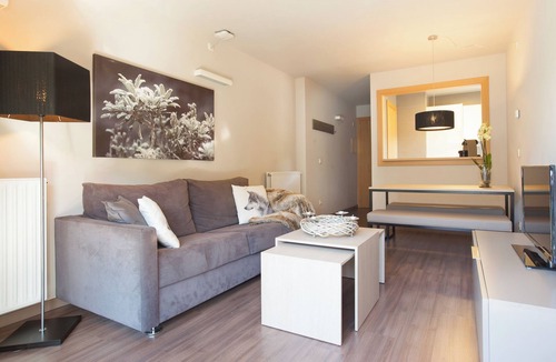 Ransol Apartment | Modern apartment with balcony STJ14