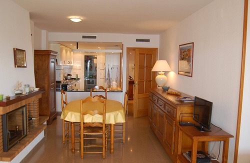 Llanca Apartment | Modern Comfortable Apartment Beachfront for 6 People