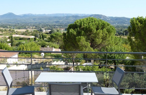 Pertuis House | Modern South Luberon villa, 18m swimming corridor, panoramic view of Ste Victoire