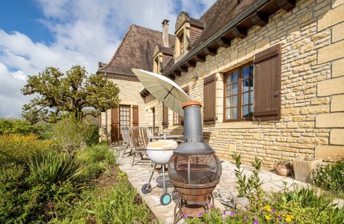 Cazoules House | Modern, Spacious Holiday Home in Cazoulès with Terrace, Parking, Pets Allowed, Near Sarlat