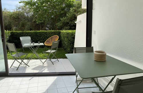 Le Couchant Apartment | Modern studio 150 m from the sea with large terrace and garden