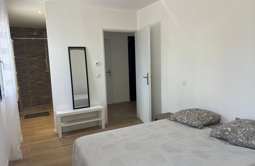 Marsillargues Cabin | Modern Villa on the Edge of a Nature Reserve Near Aigues-Mortes and the Beach