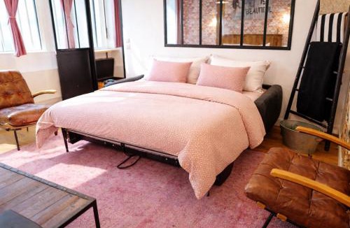 Quartier de Rochechouart Apartment | Montmartre Rue des Martyrs Loft with AC, 4-7 PEO