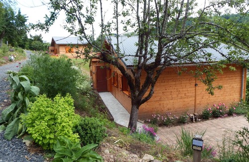 Velzic Cottage | Nature chalet with terrace, pets allowed, Tourism and Handicap certified