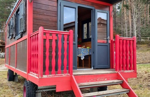 Usson-en-Forez Apartment | Nature-friendly caravan, pets allowed - 3 guests