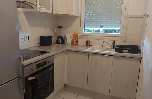 Saint-Andre-de-Cubzac Apartment | 'Near Bordeaux' Apartment with Shared Pool, Private Terrace, and Wi-Fi
