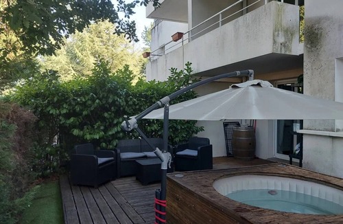 Saint-Andre-de-Cubzac Apartment | 'Near Bordeaux' Apartment with Shared Pool, Private Terrace, and Wi-Fi