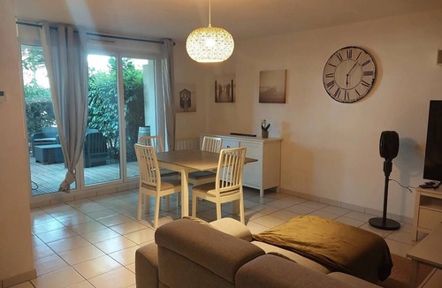 Saint-Andre-de-Cubzac Apartment | 'Near Bordeaux' Apartment with Shared Pool, Private Terrace, and Wi-Fi