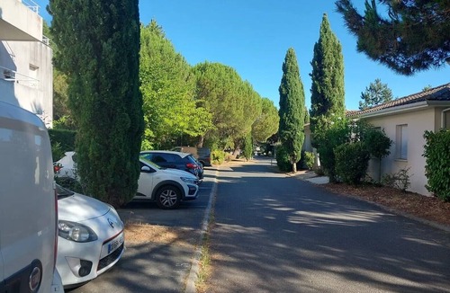 Saint-Andre-de-Cubzac Apartment | 'Near Bordeaux' Apartment with Shared Pool, Private Terrace, and Wi-Fi