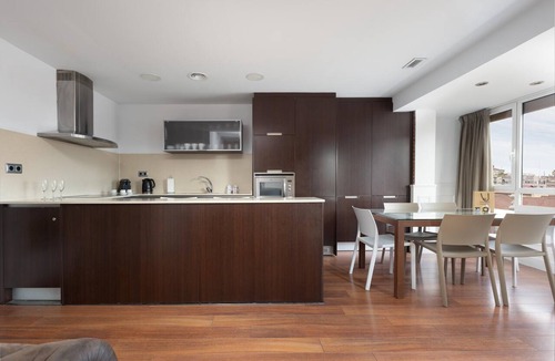 La Nova Esquerra de l'Eixample Apartment | Next to the train station and the Barcelona trade fair.
