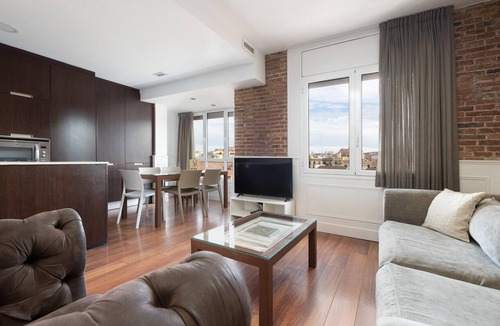 La Nova Esquerra de l'Eixample Apartment | Next to the train station and the Barcelona trade fair.