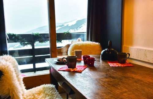 Meribel-Mottaret Apartment | Nice apartment. 3 Méribel Mottaret bedrooms. Ski-in ski-out