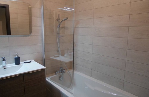 Mont-de-Lans Apartment | Nice modern apartment, center, ski start 150m away, 12 people