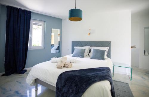 Bagnols-sur-Ceze Apartment | NUXIA Suites&SPA - L'Art Design