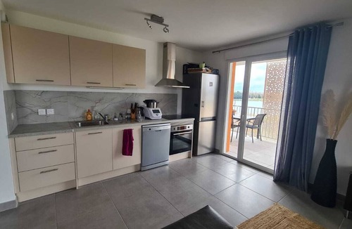 Monteux Apartment | On the edge of the lake and its beaches and a 6-minute walk from SPIROU and WAVE island parks.