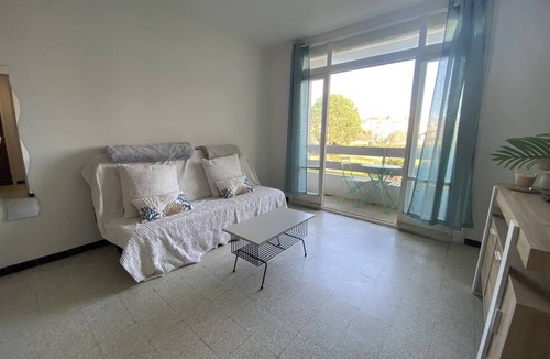 La Jetee Apartment | One-Bedroom Apartment with Secure Parking 50 m from the Beach 4SOL142
